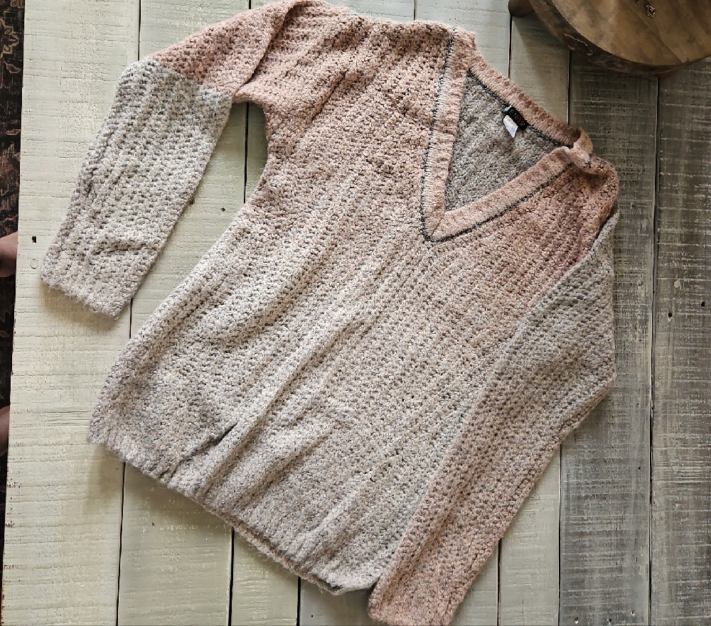 #33 VENUS V-Neck Sweater in Pink and Gray with Cozy Cable-Knit